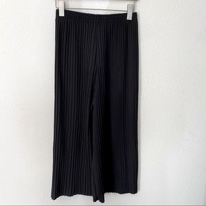 Cropped black pleated wide leg pant medium